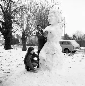 00034 Prints: American couple with snowwoman in winter, Print