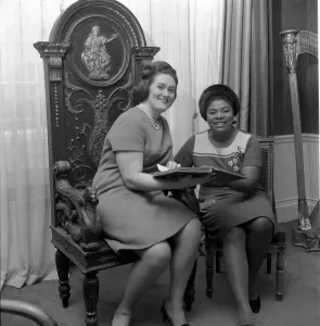 00039 Prints: Joan Sutherland and Martina Arroya in Cornwall Gardens Print