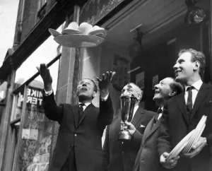 00045 Prints: Street Traders Print: Sid Strong with tray of cups and saucers