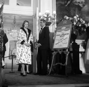 Ingrid Bergman and Cary Grant in Covent Garden Print (00046)