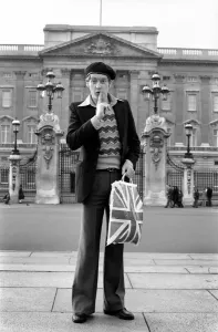 00049 Prints: Michael Crawford Print outside Buckingham Palace, January 1975