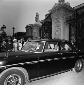 00053 Prints: Harold Wilson Resigns Print June 1970