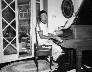 00061 Prints: Des O'Connor at Home Print, June 1980