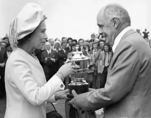 00083 Prints: Royal Ascot 1973 Print: Queen Elizabeth II Presents Trophy