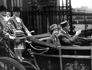 00086 Prints: Print of Queen Elizabeth II and Charles de Gaulle at Victoria Station