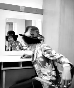00087 Prints: Jimi Hendrix Checking Reflection Print 16th December 1967