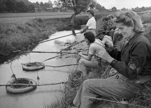 00089 Prints: Land Army Girls Learn Eel Clotting, Axbridge Print 1943