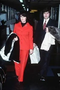 Prints of Elizabeth taylor with Henry Wynberg at London airport 1975 Fashion Prints: Elizabeth Taylor with Henry Wynberg at London Airport 1975 Print