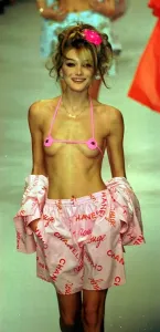 90s Fashion Models Prints: CARLA BRUNI MODELS CHANEL