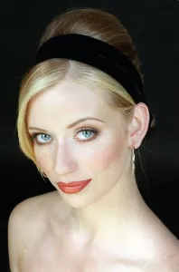 90s Fashion Model Prints: PIC SHOWS MODEL WEARING A HAIRBAND