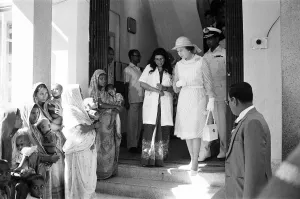 The Queen Visits Save The Children Centre in Dhaka Print 16th November 1983
