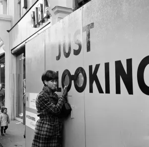 Prints of Mary Tyler Moore, star of The Dick Van Dyke Show, walking down Kings Road, Chelsea, London. Mary is in London for her film premier of the film Thoroughly Modern Millie. 7th October 1967 Kensington And Chelsea Prints: Mary Tyler Moore Walking Down Kings Road, London Print 1967