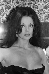 Joan Collins Print May 1983 (01086)