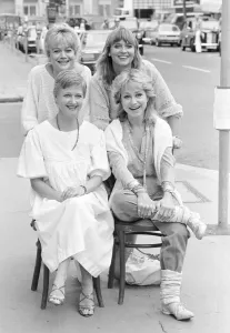 Vintage Theatre Posters UK Prints: Felicity Kendal and Polly Adams July 1982 who are leaving the play
