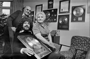 01400 Prints: Print of Jeff Lynne with parents in 1977