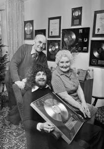 01400 Prints: Jeff Lynne Print: Colour photograph of a family scene