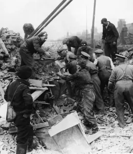 Print of Troops assisting rescue workers in Hull, May 1942