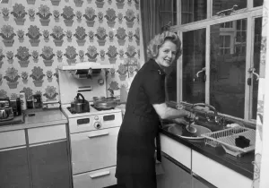 Prints of MARGARET THATCHER WASHES UP AT HOME IN FINCHLEY, NORTH LONDON - 4TH OCTOBER 1974 (74/3068) Politic Prints: Margaret Thatcher Print, 1974