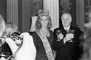 Images Dated 14th November 1980: Miss World 1980, Miss Germany Gabriella Brum breakfast photocall with Lord Mayor of
