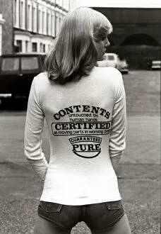 Images Dated 10th February 2005: A model wearing a t-shirt with a joke message on the back August 1976