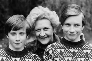 Molly Sugden with husband Bill and their twin sons Simon and Robin. 25th May 1978 Molly Sugden with husband Bill and their twin sons Simon and Robin. 25th May 1978