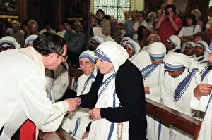 Images Dated 17th June 1996: Mother Teresa in church in Liverpool, Merseyside. 17th June 1996