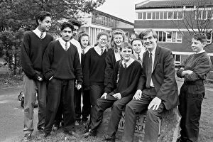 Images Dated 9th January 1992: MP Graham Riddick with pupils from Moorend High School during a visit