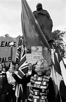 Images Dated 9th March 1975: Mrs Margaret Thatcher holding the European flag under the statue of Sir Winston Churchill
