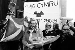 Images Dated 22nd November 1973: Mrs Margo MacDonald, of the Scottish National Party, MP for Glasgow Govan arrived in