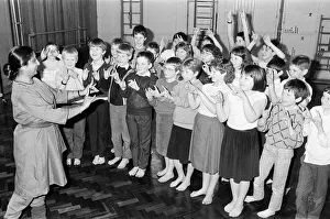 Images Dated 2nd March 1988: Mrs Piala Ray takes the children through an Indian dance class during the Kirklees