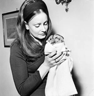Images Dated 6th January 1971: Mrs. Valerie Davies who is caring for 'Fred'the injured Owl January 1971
