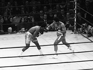 Muhammad Ali Gallery: Muhamed Ali ( Cassius Clay ) v Joe Frazier Heavyweight Boxing March 1971 Championship