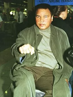 Images Dated 14th December 1999: Muhammad Ali boxing legend December 1999 leaves Heathrow Airport for the United