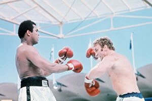 Images Dated 1st July 1975: Muhammad Ali (Cassius Clay) v Joe Bugner.1st July, 1975. Kuala Lumpur, Malaysia