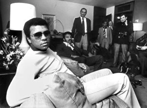 Images Dated 7th February 1978: Muhammad Ali with part of his entourage at the Skyline hotel - 07 / 02 / 1978