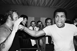 Images Dated 10th March 1976: Muhammad Ali (right) with future opponent British Heavyweight Champion Richard Dunn at