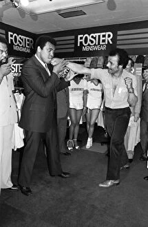 Images Dated 5th December 2014: Muhammad Ali Visiting the Bull Ring Shopping Centre in Birmingham