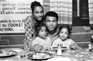 Muhammad Ali Gallery: Muhammad Ali with wife Belinda Boyd and twin daughters Jamillah