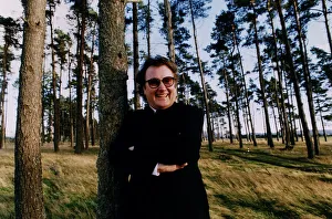 Music - Singer and songwriter Gerry Rafferty wearing glasses black jacket white shirt Music - Singer and songwriter Gerry Rafferty wearing glasses black jacket white shirt