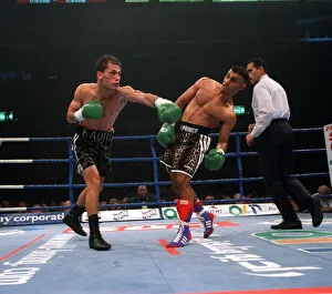 NASEEM HAMED DUCKS FROM JOSE BADILLO OCTOBER 1997 DURING THEIR WORLD TITLE FIGHT LAST NASEEM HAMED DUCKS FROM JOSE BADILLO OCTOBER 1997 DURING THEIR WORLD TITLE FIGHT LAST