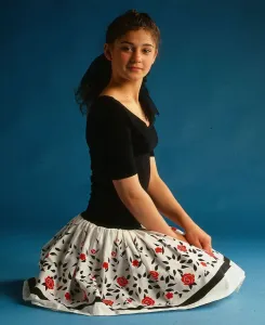 Natalie Robb actress April 1988 sitting on floor wearing black top and white floral skirt Natalie Robb actress April 1988 sitting on floor wearing black top and white floral skirt