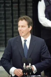 Mirror/1500to1599 01505/new prime minister tony blair outside 10 downing Mirror/1500to1599 01505/new prime minister tony blair outside 10 downing