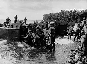 New Zealand soldiers land at Baka Baka, Vella Lavella to relieve the U.S New Zealand soldiers land at Baka Baka, Vella Lavella to relieve the U.S