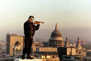 Images Dated 9th March 1990: Nigel Kennedy the violinist playing his violin overlooking London