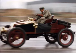 Images Dated 9th July 1992: Nigel Mansell Formula One racing driver races in 1902 Renault. July 1992