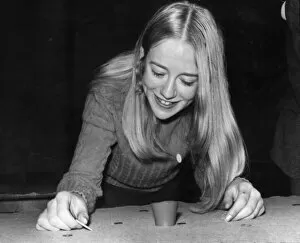 Images Dated 2nd January 1970: Northern Junior Tiddleywinks Championships. Kathy Ormerod aged 17