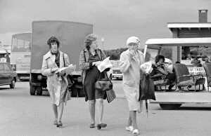 Images Dated 6th August 1977: Old ladies enjoying fish and chips during a day out to the beach at Trecco Bay