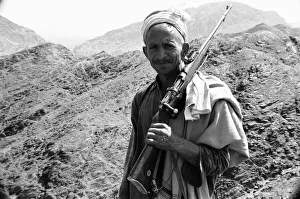 Images Dated 1st April 1977: Old Pathan tribesman carries a old bolt action rifle at the Khyber Pass on the border