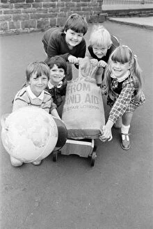 Images Dated 16th October 1985: Packing off food for Africa are Linthwaite Church Junior and Infants