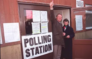 Images Dated 10th April 1992: PADDY ASHDOWN WITH WIFE JANE ASHDOWN AT POLLING STATION 10 / 04 / 1992